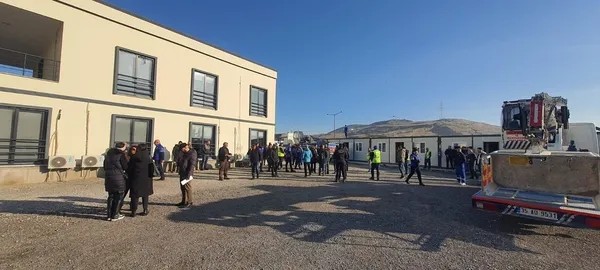 İzmir Büyükşehir Belediyesi hukuku askıya aldı! Kaymakamlık “tahliye yapılamaz” dedi, CHP’li belediye zorla girdi